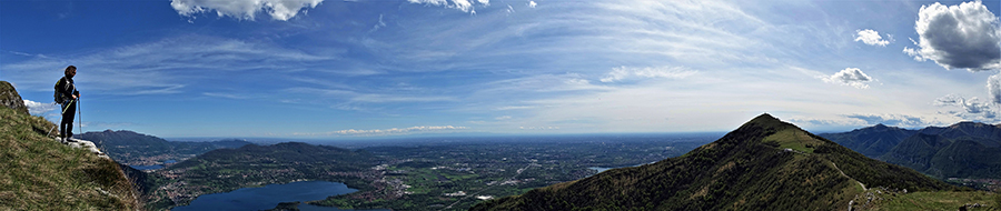Dalla cresta del Monte Rai vista panoramica verso il Lago di Annone, la pianura e il Monte Cornizzolo